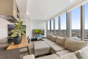 Gorgeous High-Rise Unit with Sky Bar Pool and Gym